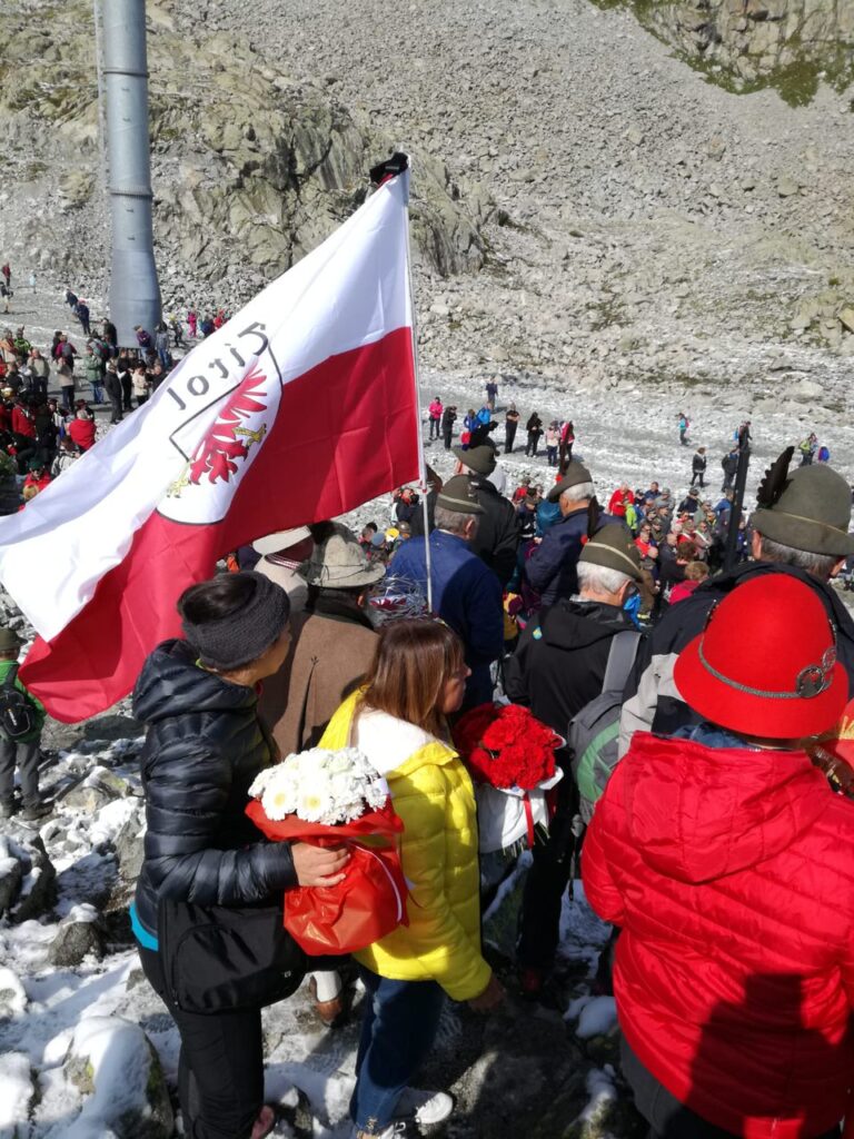 Giuseppe Mattuella e bandiera tirolese Passo Paradiso